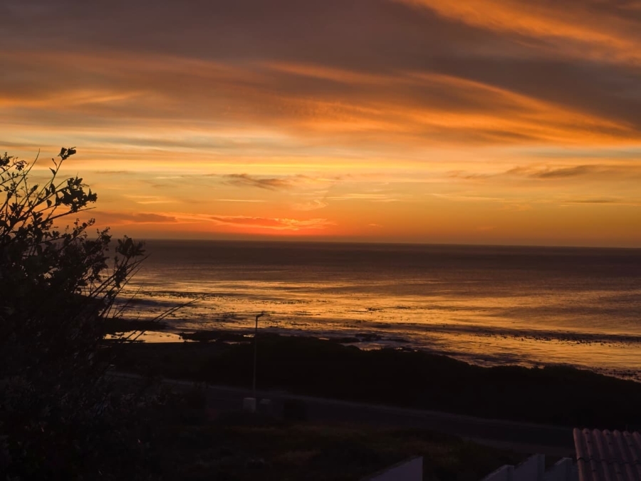 4 Bedroom Property for Sale in Perlemoenbaai Western Cape